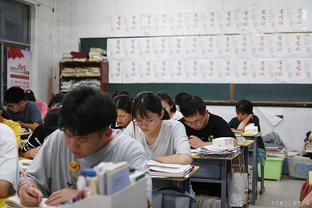 布克谈三巨头：我们在每场比赛都学了一些新的东西